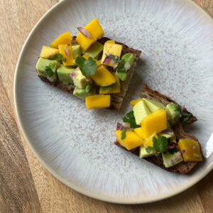 Brot mit Avocado-Mango Salsa