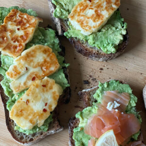 Smashed Avocado Brot mit Halloumi