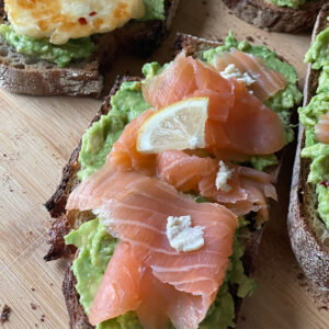Smashed Avocado Brot mit Räucherlachs