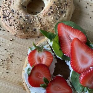 Erdbeer Goat Bagel